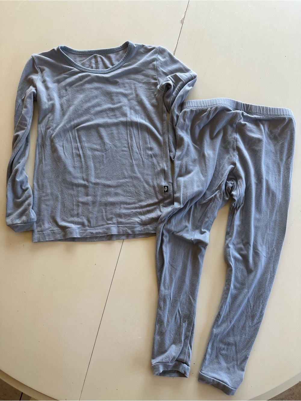 Kyte Baby two piece long sleeve pajamas size 4T